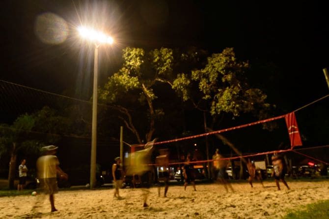 ビーチバレーをしている人々