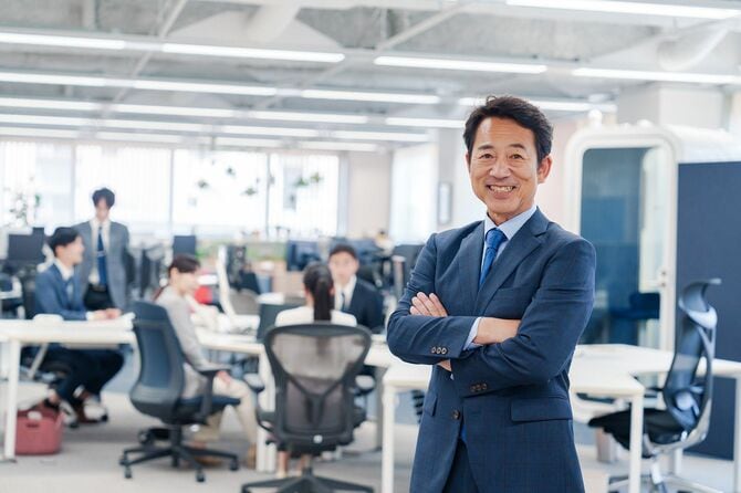 自信に満ちた経営幹部がオフィスに誇らしげに立つ