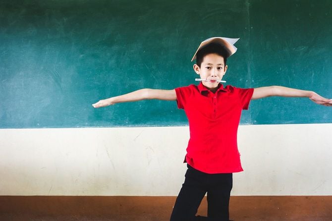 黒板の前で罰を受ける子ども