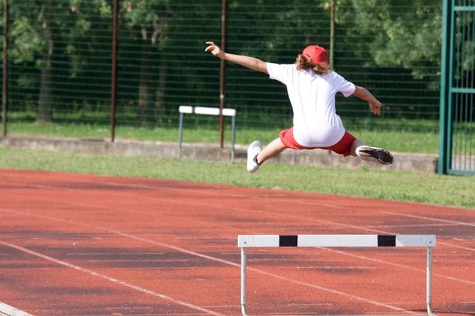 ハードルを跳ぶ子供