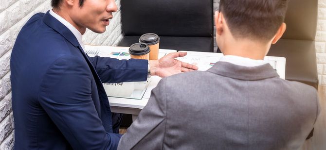 コーヒーショップで話をするビジネスマン