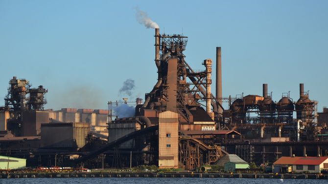 今年改修される日本製鉄室蘭製鉄所の高炉（中央）。AIが導入されるなど最新鋭の高炉になる。