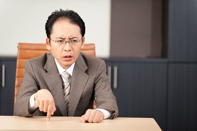 怒っている実業家