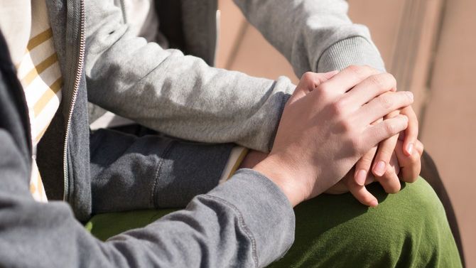 手をつなぐ若いカップル