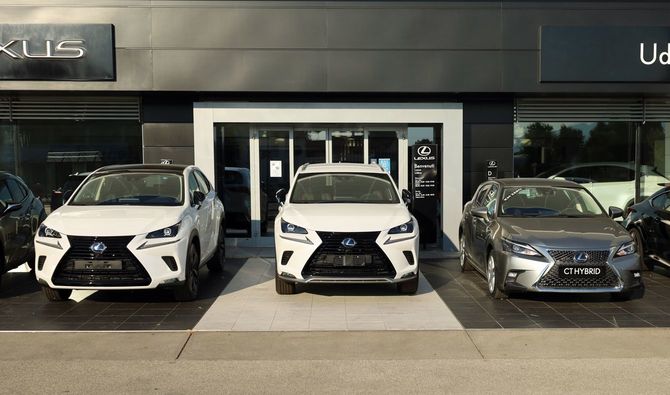 2021年9月12日、イタリア・ウディネのディーラーに並ぶ新しいレクサスモデル