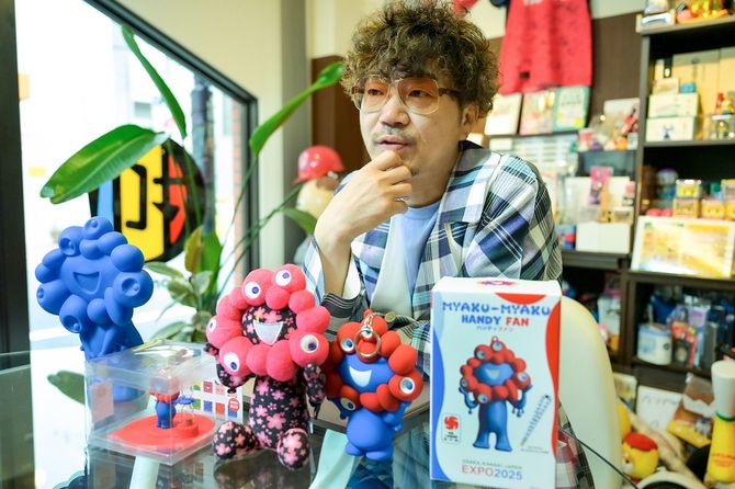 インタビューに応じる「ヘソプロダクション」代表の稲本ミノルさん。「見た目や雰囲気で機会を失うことが多かった」と自身の経験を振り返る。「第一印象の悪さ」挽回の秘儀について話してもらった。