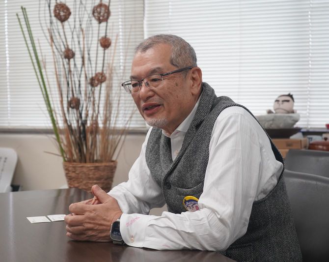 ゆで太郎システムの本社で取材を受ける池田智昭社長