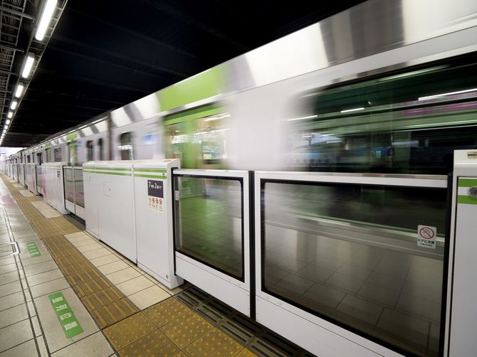 「電車に乗って、新橋の会社に着いた途端に動けなくなった」