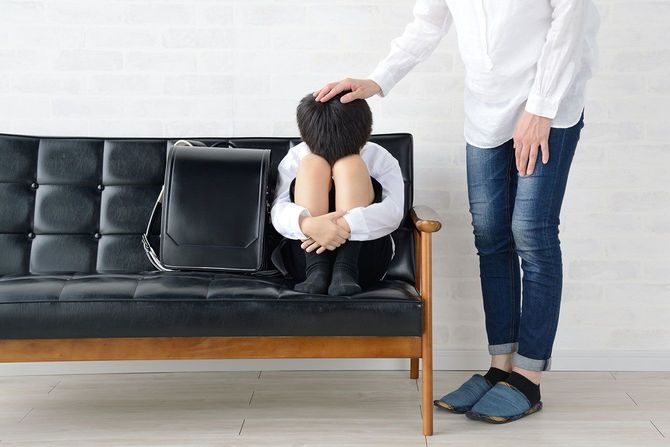 母親に励まされる子供