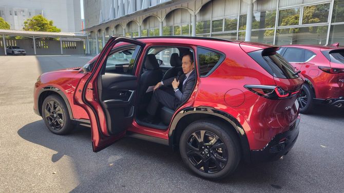 「CX-5」の室内の広さを説明するマツダの山口浩一郎主査