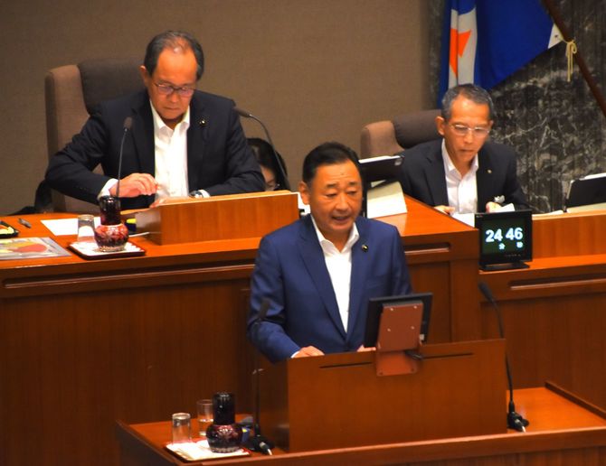 9月県議会で過去の副知事の退職金辞退問題を取り上げた坪内県議（＝静岡県議会本会議場）