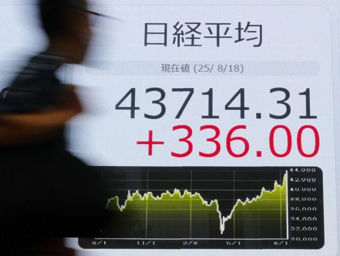 日経平均株価の終値を示すボード=2025年8月18日午後、東京都中央区