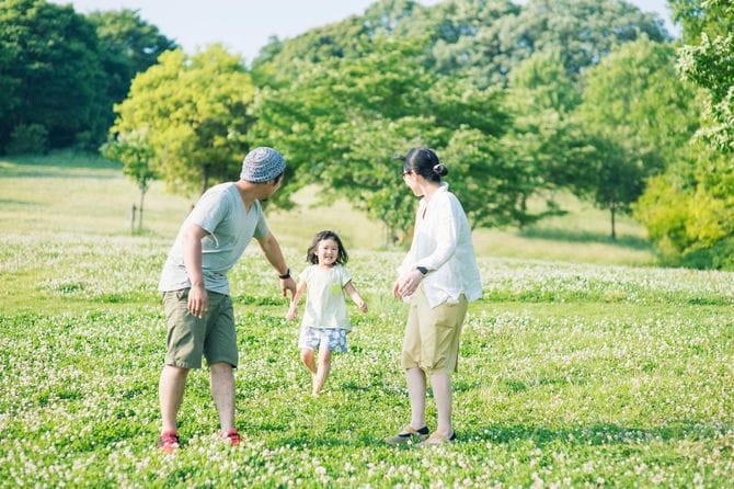 屋外で楽しい時間を過ごしている家族