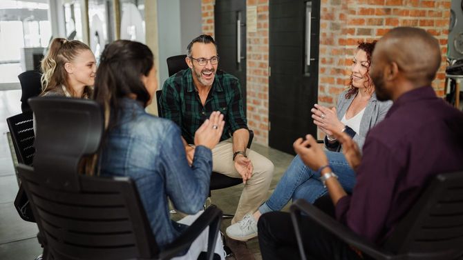 ワークショップで議論を交わすチーム