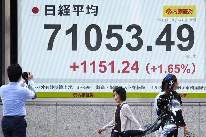 終値として初めて7万円の大台を突破した日経平均株価終値を示すモニター=2026年6月18日午後、東京都中央区