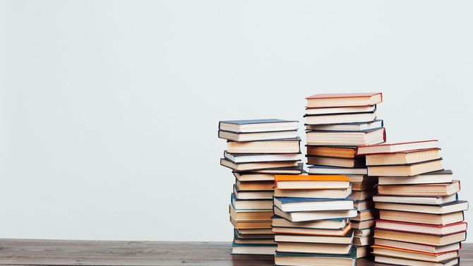 多数の積まれた書籍