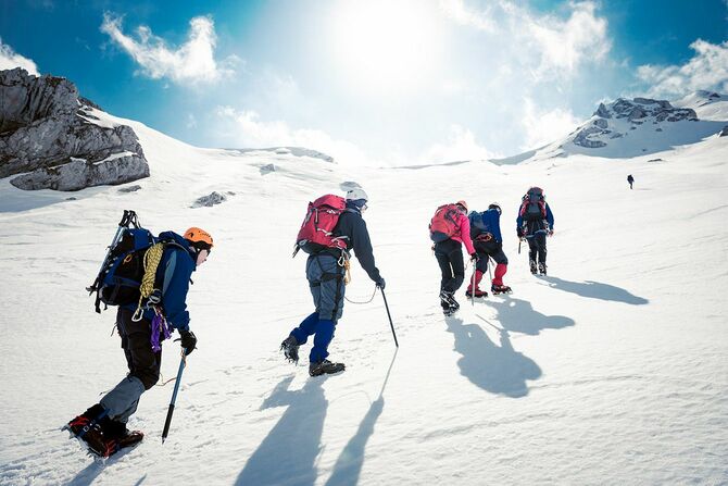 雪山を登山するグループ