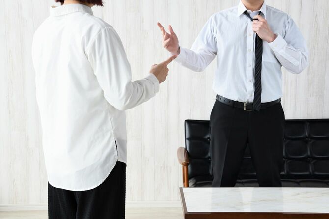 リビングルームで喧嘩するビジネスマンと妻