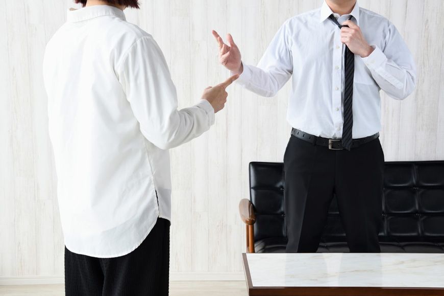 リビングルームで喧嘩するビジネスマンと妻