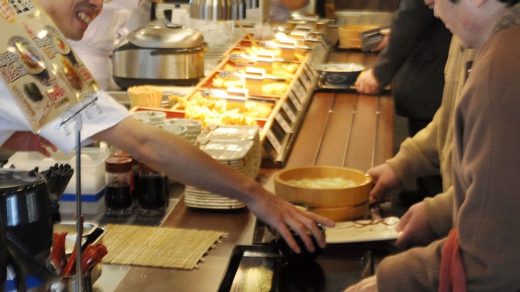 話しかけられたくない客も､なぜかまた来てしまう…丸亀製麺が｢おせっかい接客｣を大切にするワケ 他社がマネできない｢儲けの仕組み｣