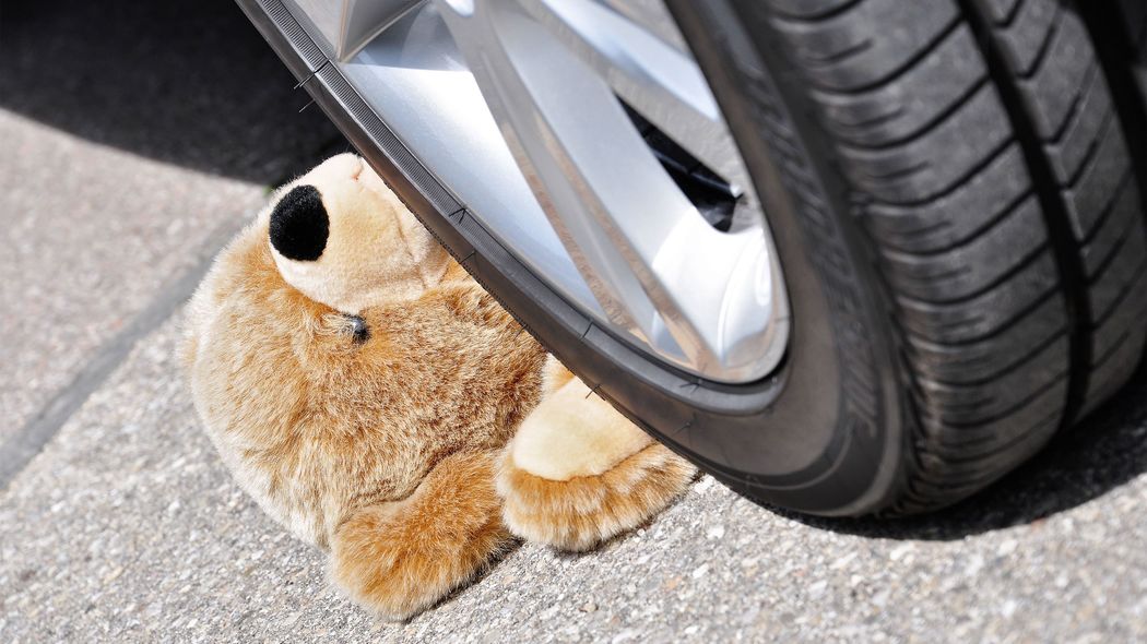お母さんの気を引きたくて…わざと車に轢かれ､血を流す娘に｢無関心｣な母親が放った"衝撃の一言" 親の無関心を｢優しい｣と翻訳する子供たち