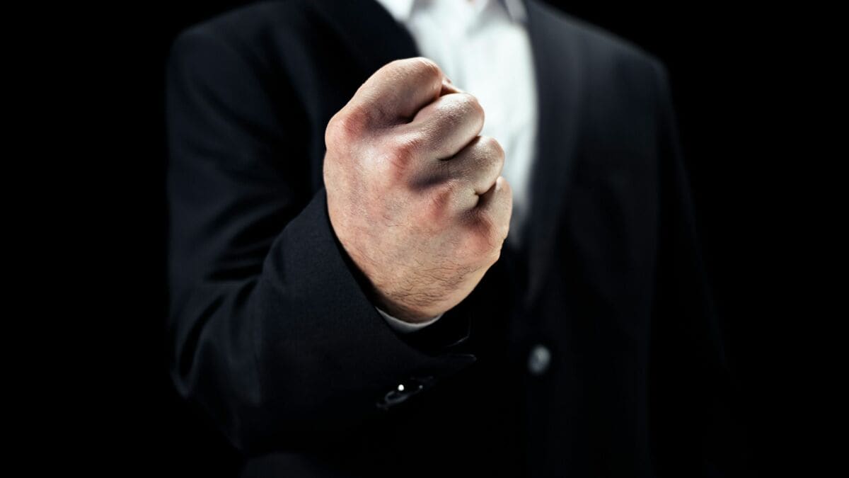 「この社員をクビにしろ!」違法スレスレの嫌がらせを続けるクレーマーを一撃で黙らせる"冷静な切り返し"