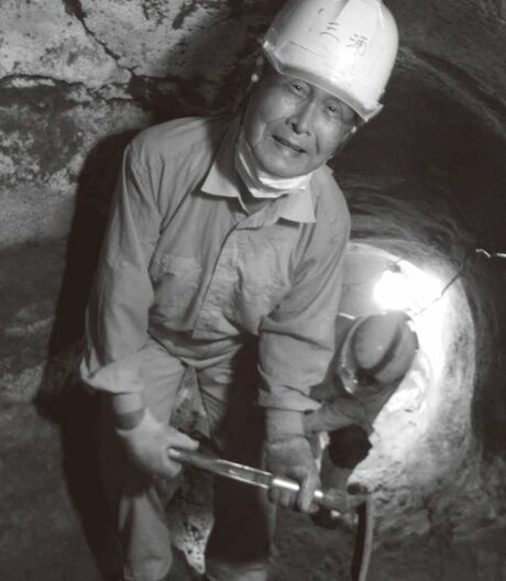 硫黄島の地下壕で土を掘る戦没者遺児の三浦さん