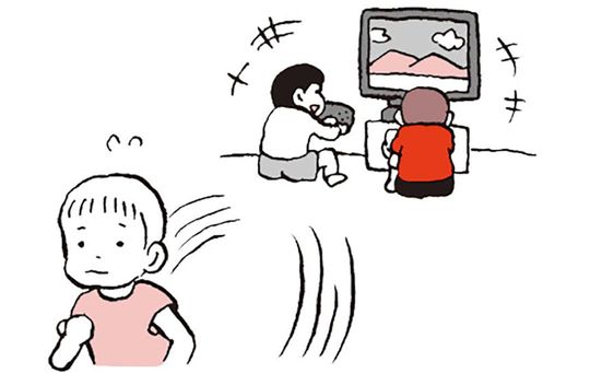 テレビのついているリビングルームから出ていく子供