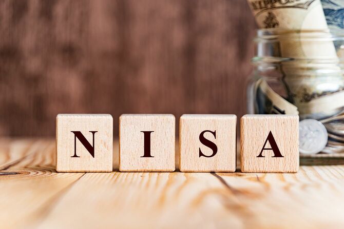 木製ブロックの文字を並べて「NISA」の単語