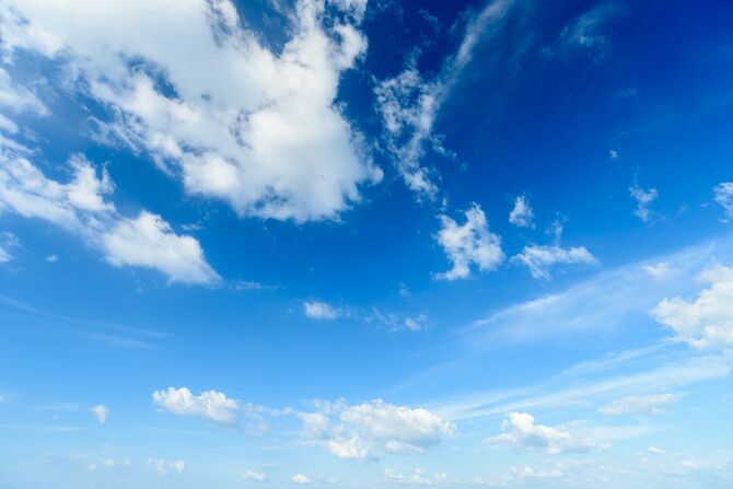 白い雲が浮かぶ青い空