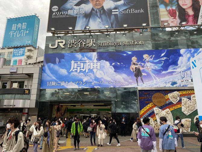 東京・渋谷駅前にある原神の巨大広告＝2021年4月6日
