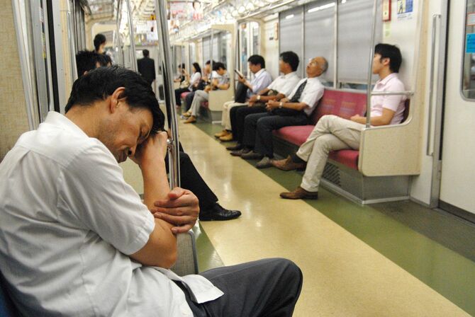 電車で眠る人