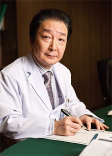 <strong>国立がん研究センター 理事長・中央病院院長 嘉山孝正</strong>●1950年、神奈川県生まれ。75年東北大学医学部卒。2003年山形大学医学部長就任。10年4月より現職。09年からは厚生労働省の中央社会保険医療協議会委員も務めている。