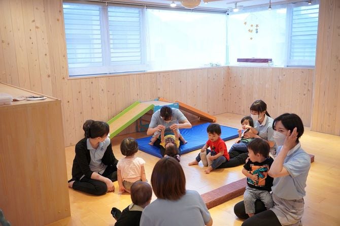 基準の2倍の保育士を配置。「本当の保育ができるようになった」という声が出る。