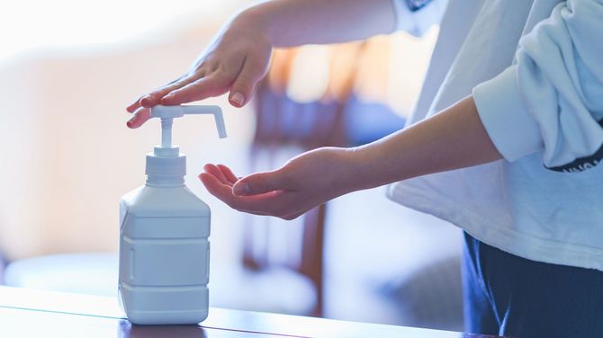 アルコール消毒液を使用する子供の手元