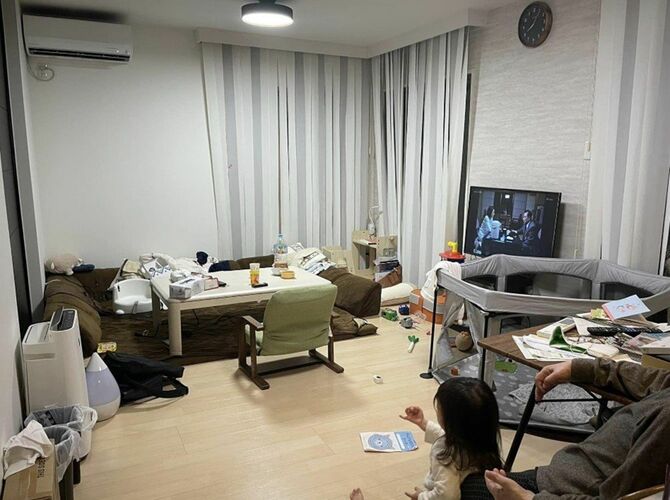 荷物やモノが床にも散らかって落ち着かないリビング・ダイニング