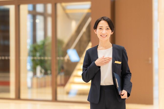 案内をするホテルの女性スタッフ