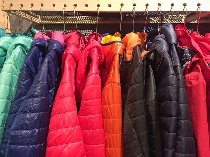 カラフルな冬のダウンジャケット