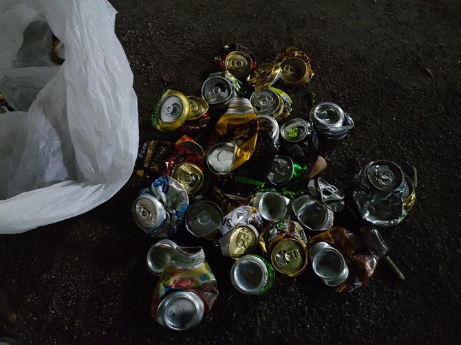 筆者も荒川河川敷で暮らしていた際、空き缶拾いをしていた