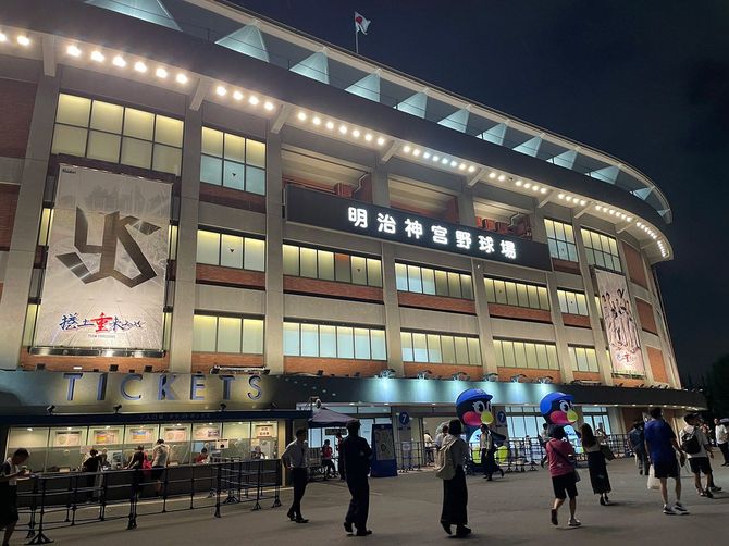 明治神宮野球場。東京ヤクルトスワローズのホーム球場。