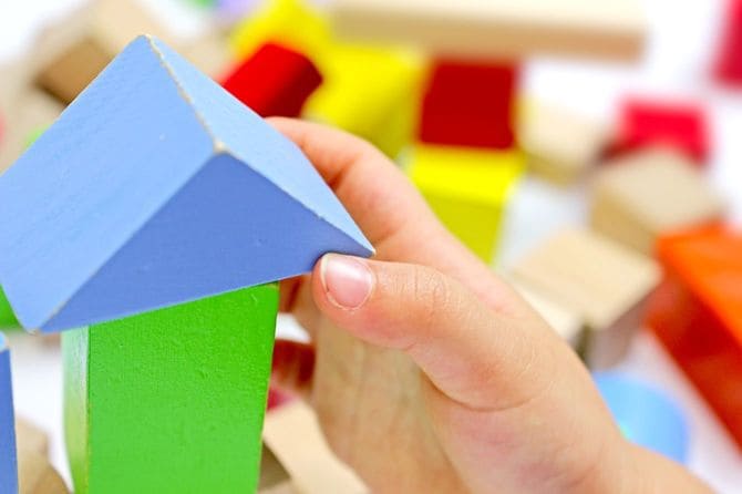 積み木で遊ぶ子供の手元