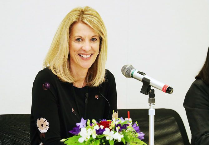 MMT国際シンポジウムで記者会見する米ニューヨーク州立大のステファニー・ケルトン教授