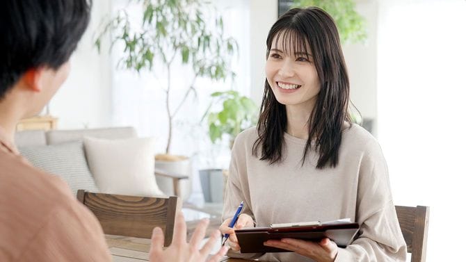話をする男女