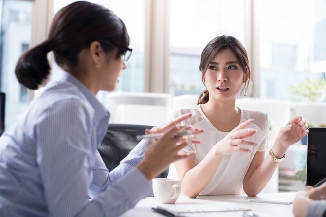 話し合うビジネスウーマン