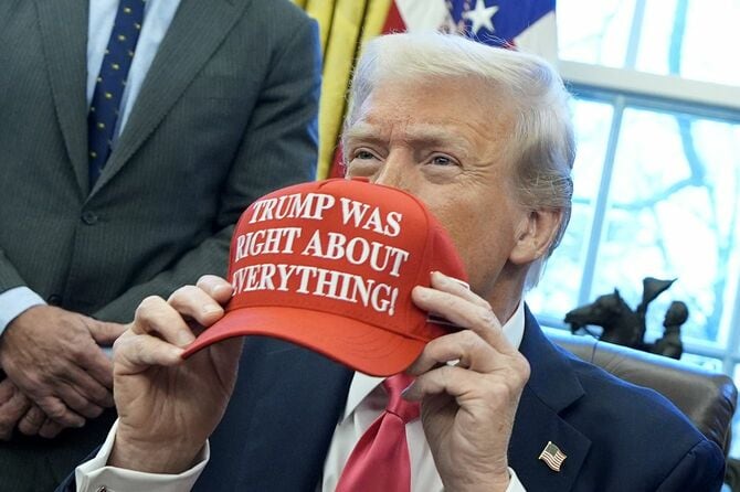 大統領令に署名するドナルド・トランプ―ワシントン