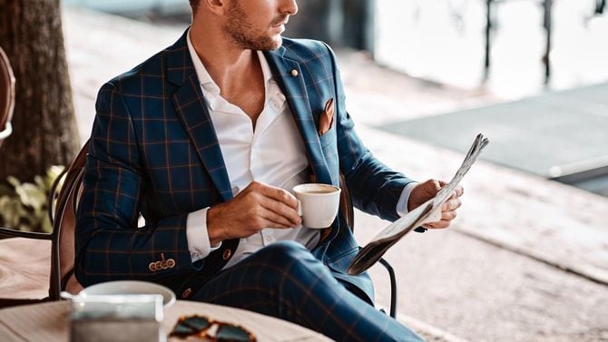 伊達男がカフェでくつろいでいる