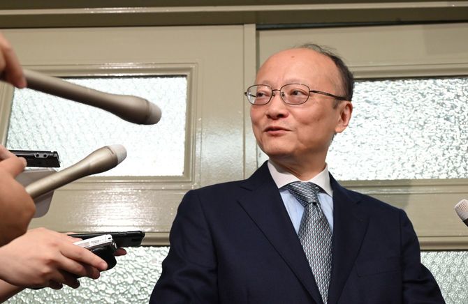 円相場の乱高下について記者団の取材に応じる神田真人財務官＝2024年4月29日夕、財務省