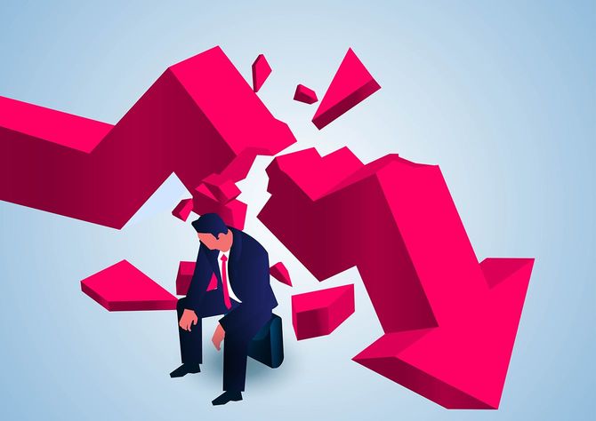 壊れた矢印グラフとダウンキャストビジネスマン