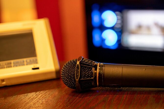 カラオケ用リモコンとマイク