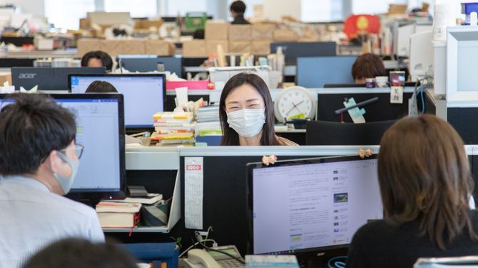 部員と談笑している様子